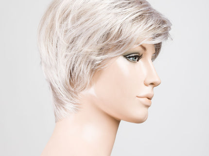 Peluca Vision Mono de Ellen Wille, color Silverblonde Rooted, vista lateral en maniquí
