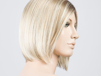 Peluca Young Mono Part de Ellen Wille, color Champagne Rooted, vista lateral en maniquí