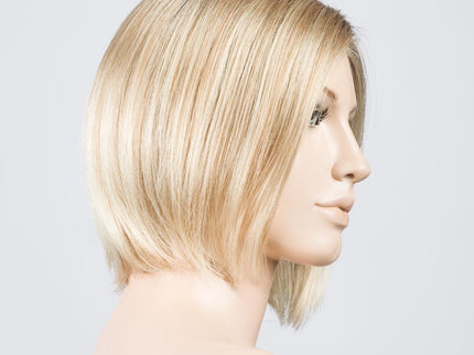 Peluca Young Mono Part de Ellen Wille, color Lighthoney Rooted, vista lateral en maniquí
