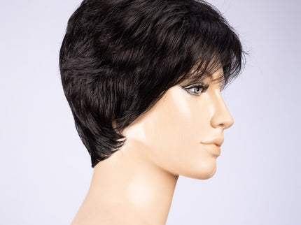 Peluca Zizi de Ellen Wille, color Black, vista lateral en maniquí