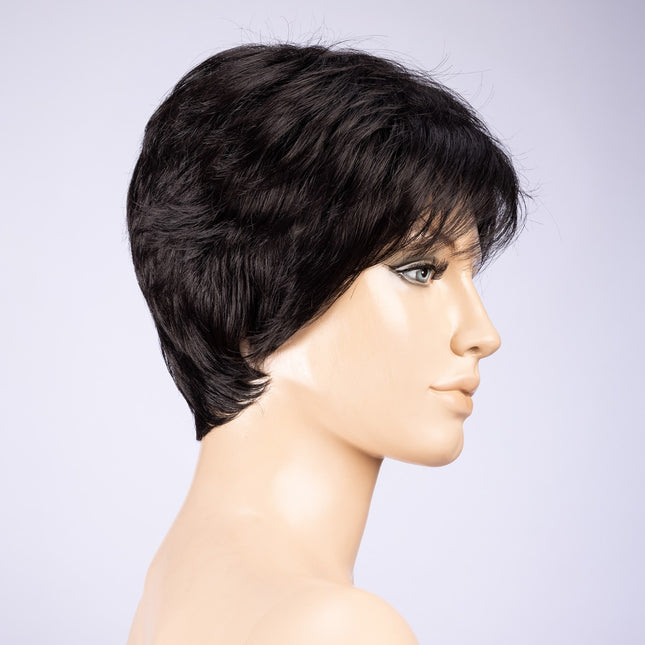 Peluca Zizi de Ellen Wille, color Black, vista lateral en maniquí