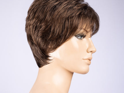 Peluca Zizi de Ellen Wille, color Coffeebrown Mix, vista lateral en maniquí