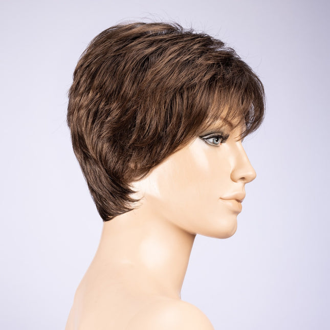 Peluca Zizi de Ellen Wille, color Coffeebrown Mix, vista lateral en maniquí