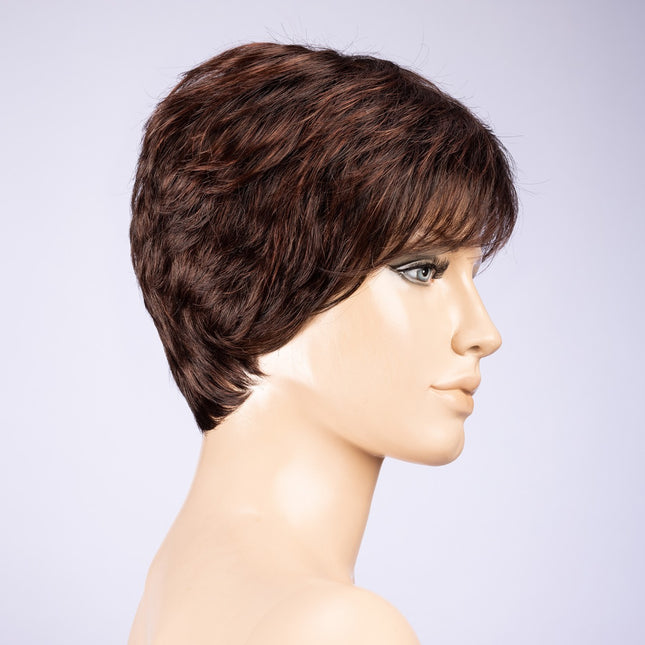 Peluca Zizi de Ellen Wille, color Darkauburn Mix, vista lateral en maniquí