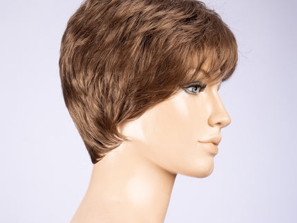 Peluca Zizi de Ellen Wille, color Darksand Mix, vista lateral en maniquí