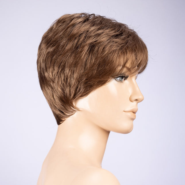 Peluca Zizi de Ellen Wille, color Darksand Mix, vista lateral en maniquí