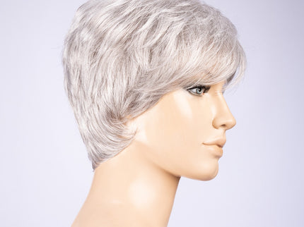 Peluca Zizi de Ellen Wille, color Darksnow Mix, vista lateral en maniquí