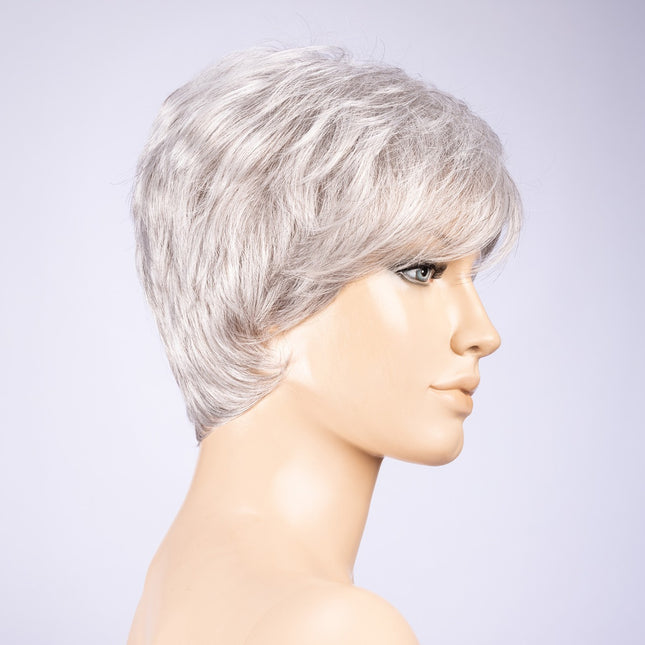 Peluca Zizi de Ellen Wille, color Darksnow Mix, vista lateral en maniquí