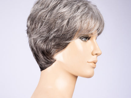 Peluca Zizi de Ellen Wille, color Salt/Pepper Mix, vista lateral en maniquí