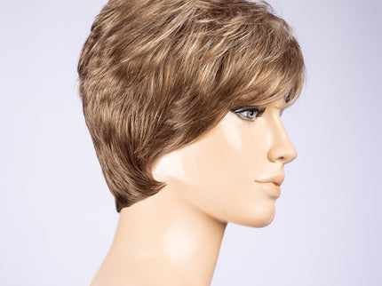 Peluca Zizi de Ellen Wille, color Sand Mix, vista lateral en maniquí