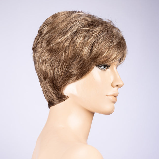 Peluca Zizi de Ellen Wille, color Sand Mix, vista lateral en maniquí