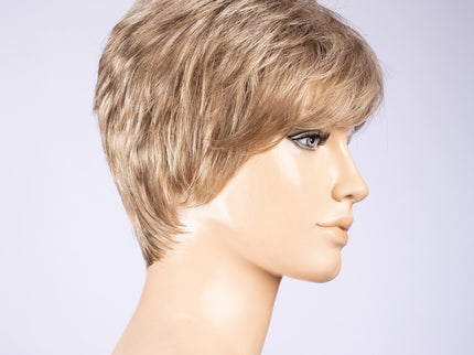 Peluca Zizi de Ellen Wille, color Sandmulti Mix, vista lateral en maniquí