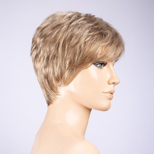 Peluca Zizi de Ellen Wille, color Sandmulti Mix, vista lateral en maniquí