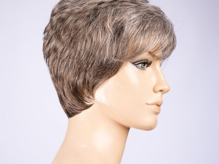 Peluca Zizi de Ellen Wille, color Smoke Mix, vista lateral en maniquí
