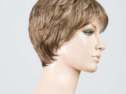 Peluca Carol de Ellen Wille, color Darksand Mix, vista lateral en maniquí