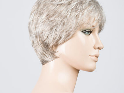 Peluca Carol de Ellen Wille, color Darksnow Mix, vista lateral en maniquí