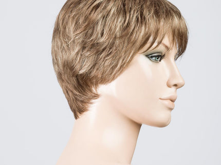 Peluca Carol de Ellen Wille, color Sand Mix, vista lateral en maniquí