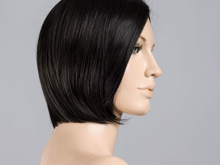 Peluca Casey Mono Part de Ellen Wille, color Black, en maniquí