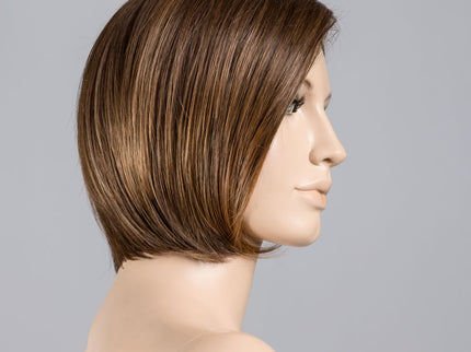 Peluca Casey Mono Part de Ellen Wille, color Chocolate Rooted, en maniquí