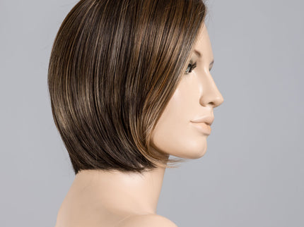 Peluca Casey Mono Part de Ellen Wille, color Coffeebrown Lighted, en maniquí