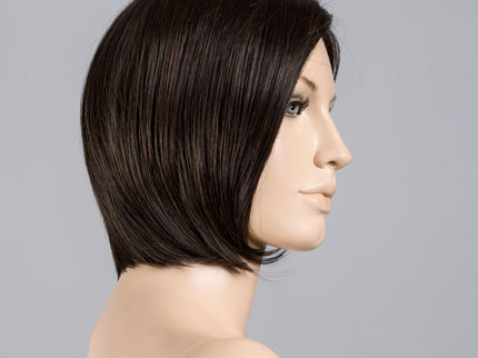 Peluca Casey Mono Part de Ellen Wille, color Espresso Mix, en maniquí
