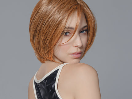 Peluca Casey Mono Part de Ellen Wille, color Mango Lighted, fotografía en modelo