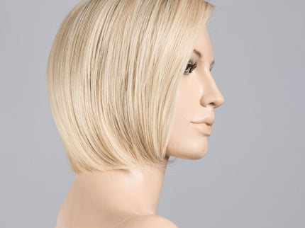 Peluca Casey Mono Part de Ellen Wille, color Pastelblonde Rooted, en maniquí