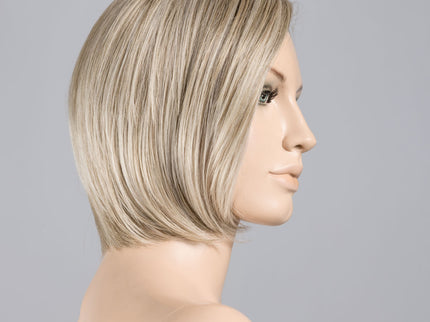 Peluca Casey Mono Part de Ellen Wille, color Pearlblonde Rooted, en maniquí