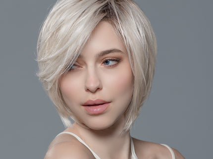Peluca Casey Mono Part de Ellen Wille, color Platinblonde Rooted, fotografía en modelo