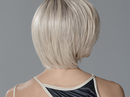 Peluca Casey Mono Part de Ellen Wille, color Platinblonde Rooted, fotografía en modelo