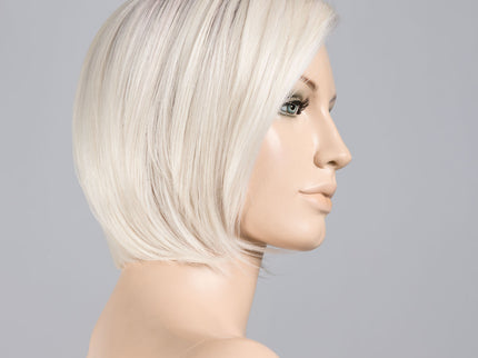 Peluca Casey Mono Part de Ellen Wille, color Platinblonde Rooted, en maniquí