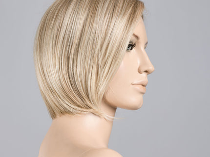 Peluca Casey Mono Part de Ellen Wille, color Sandyblonde Lighted, en maniquí