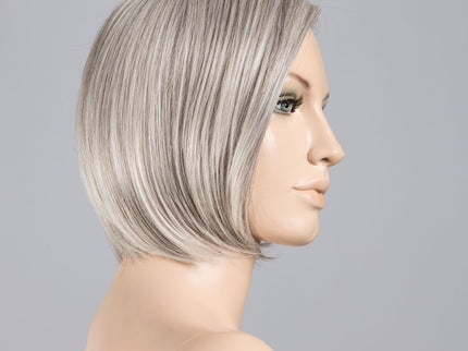 Peluca Casey Mono Part de Ellen Wille, color Silver Mix, en maniquí