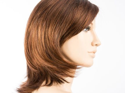 Peluca Casino Mono Part de Ellen Wille, color Cinnamonbrown Rooted, vista lateral en maniquí