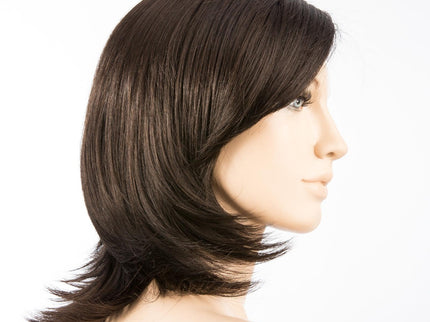 Peluca Casino Mono Part de Ellen Wille, color Espresso Mix, vista lateral en maniquí