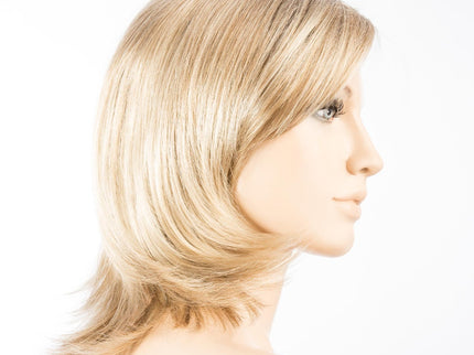 Peluca Casino Mono Part de Ellen Wille, color Sandyblonde Rooted, vista lateral en maniquí