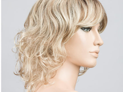 Peluca Cat de Ellen Wille, color Champagne Rooted, vista lateral en maniquí