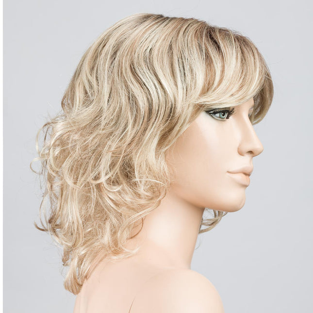 Peluca Cat de Ellen Wille, color Champagne Rooted, vista lateral en maniquí