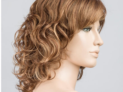 Peluca Cat de Ellen Wille, color Cognac Rooted, vista lateral en maniquí