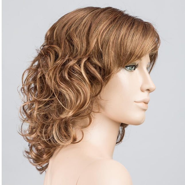 Peluca Cat de Ellen Wille, color Cognac Rooted, vista lateral en maniquí