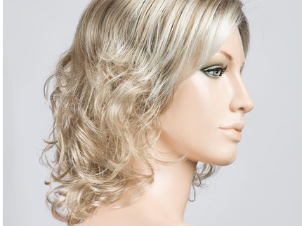 Peluca Cat de Ellen Wille, color Pearlblonde Rooted, vista lateral en maniquí