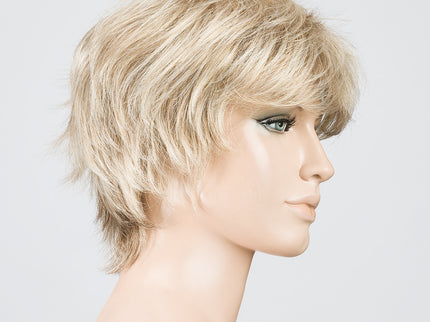 Peluca Click de Ellen Wille, color Champagne Mix, vista lateral en maniquí
