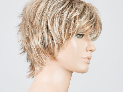 Peluca Click de Ellen Wille, color Darksand Rooted, vista lateral en maniquí