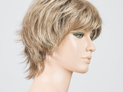 Peluca Click de Ellen Wille, color Sand Rooted, vista lateral en maniquí