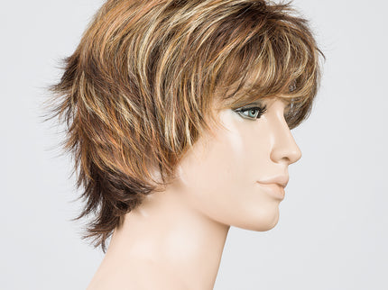 Peluca Click de Ellen Wille, color Tobacco Mix, vista lateral en maniquí