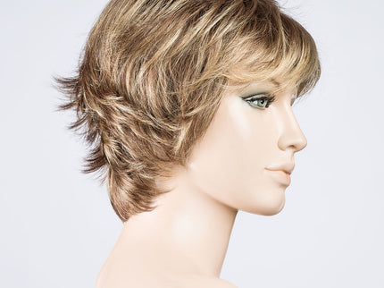 Peluca Club 10 de Ellen Wille, color Bernstein Rooted, vista lateral en maniquí