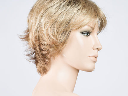 Peluca Club 10 de Ellen Wille, color Caramel Rooted, vista lateral en maniquí