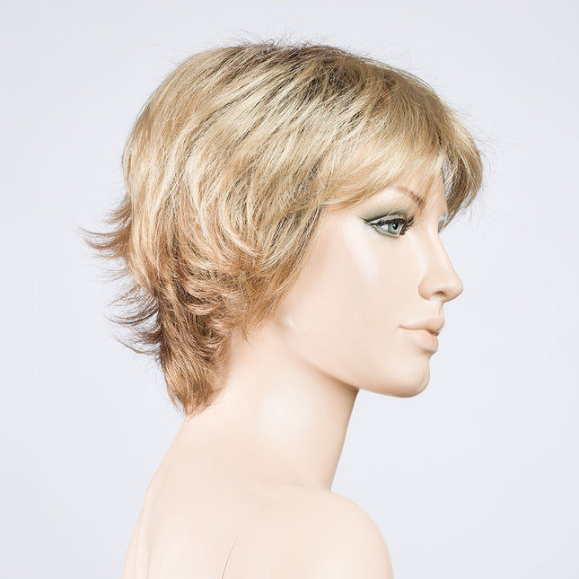 Peluca Club 10 de Ellen Wille, color Caramel Rooted, vista lateral en maniquí