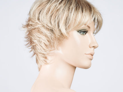 Peluca Club 10 de Ellen Wille, color Champagne Rooted, vista lateral en maniquí