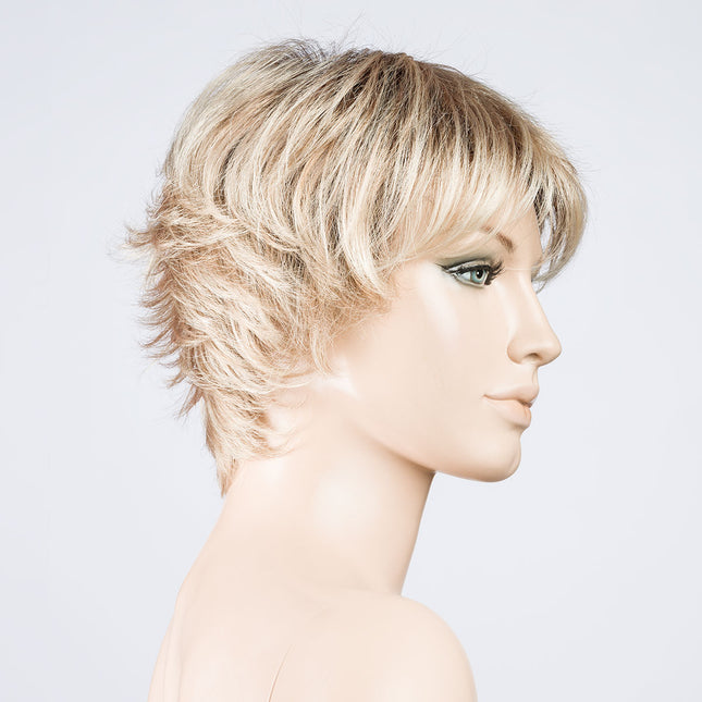Peluca Club 10 de Ellen Wille, color Champagne Rooted, vista lateral en maniquí